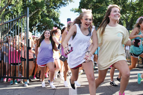 Meredith Schrantz and Jordan Moore run to Phi Mu together to be with their new sisters on August 25, 2015.