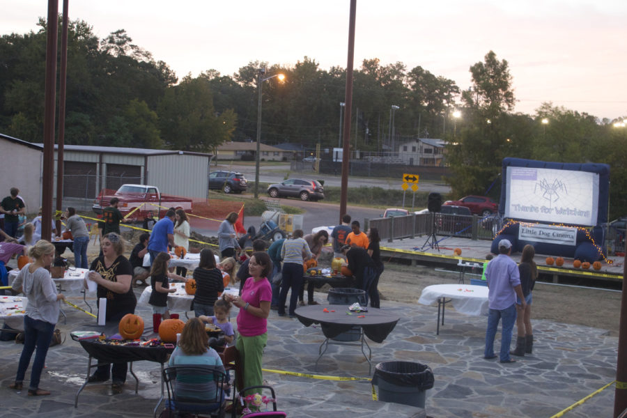 People participate in the annual pumpkin carving contest at the Keg &amp; Barrel. Cam Bonelli/Student Printz