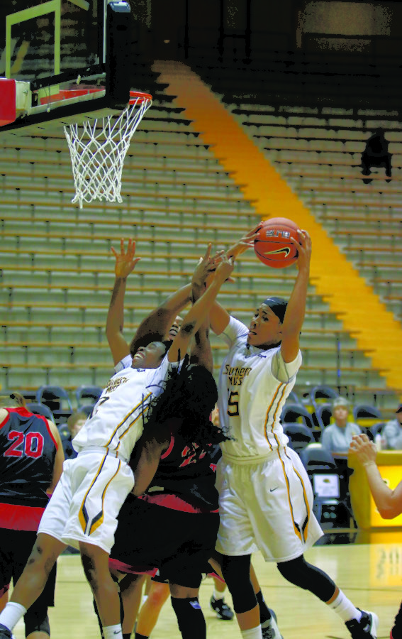 Southern Miss Lady Golden Eagles Caitlin Jenkins (15) drives to the basket against West Alabama.
