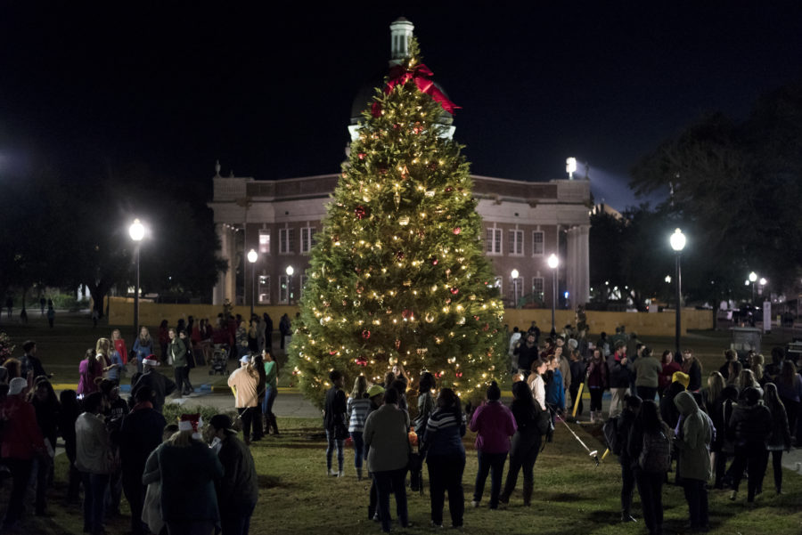Students+gather+around+the+Christmas+Tree+at+the+SGA+Lighting+the+Way+event+on+the+campus+of+The+University+of+Southern+Mississippi+on+Dec+2.