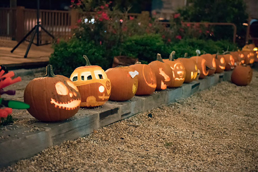 Families+carve+pumpkins+at+Keg+%26+Barrel