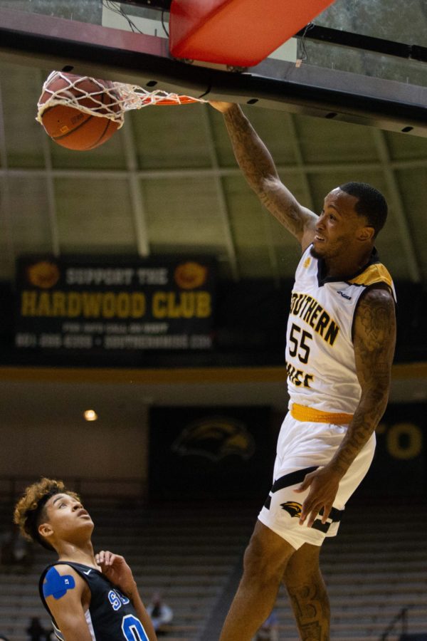 Tyree+Griffin+dunks+in+win+over+Southeastern+Baptist.+%0A%0APhoto+by%3A+Brad+Crowe