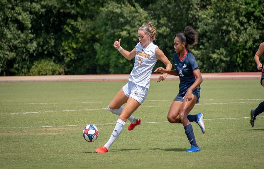Jacky Manteas leads Golden Eagles in final non-conference contest