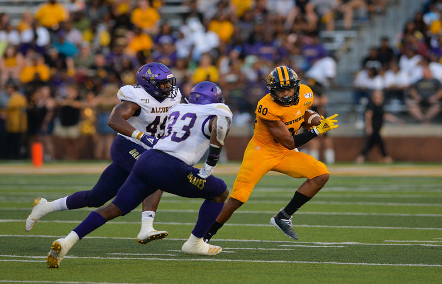 Wide receiver Jordan Mitchell avoids Alcorn State’s defenders. 

Photo by: Makayla Puckett