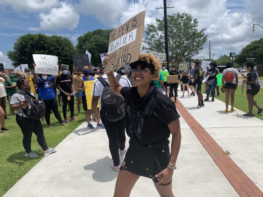 On+Wednesday+June+3%2C+2020+the+Southern+Miss+community+gathered+together+to+march+and+peacefully+protest+in+support+of+the+%23BlackLivesMatter+movement.+The+march+was+organized+by+presidents+of+the+Afro-American+Student+Organization%2C+I.D.E.A.L.+Women%2C+NAACP%2C+National+Pan-Hellenic+Council%2C+Men+of+Excellence+and+Womens+Empowerment+Assoication.+Photo+by+Earl+Stoudemire.