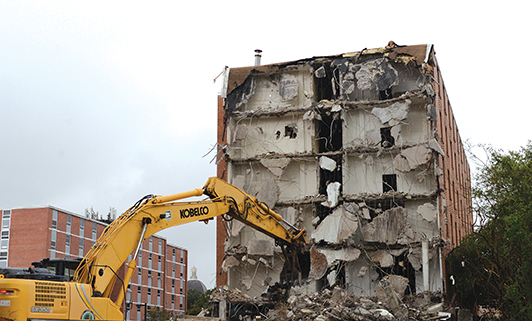 USM Physical Plant begins Roberts Hall demolition