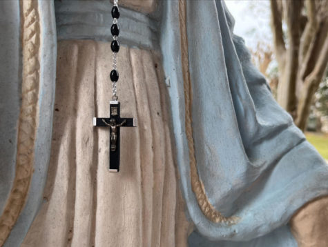 Rosary on a statue of Mary at Saint Thomas Aquinas Catholic Church. | Brooke Parker, SM2 Reporter