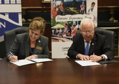 USM President Dr. Joe Paul and Co-Lin President Dr. Jane Hulon Sims sign the MOU.