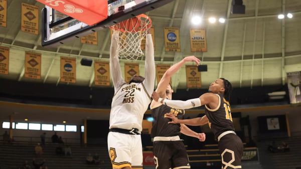 USM basketball players practice.