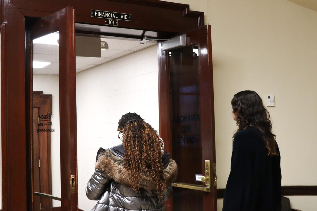 Students enter the USM Office of Financial Aid.