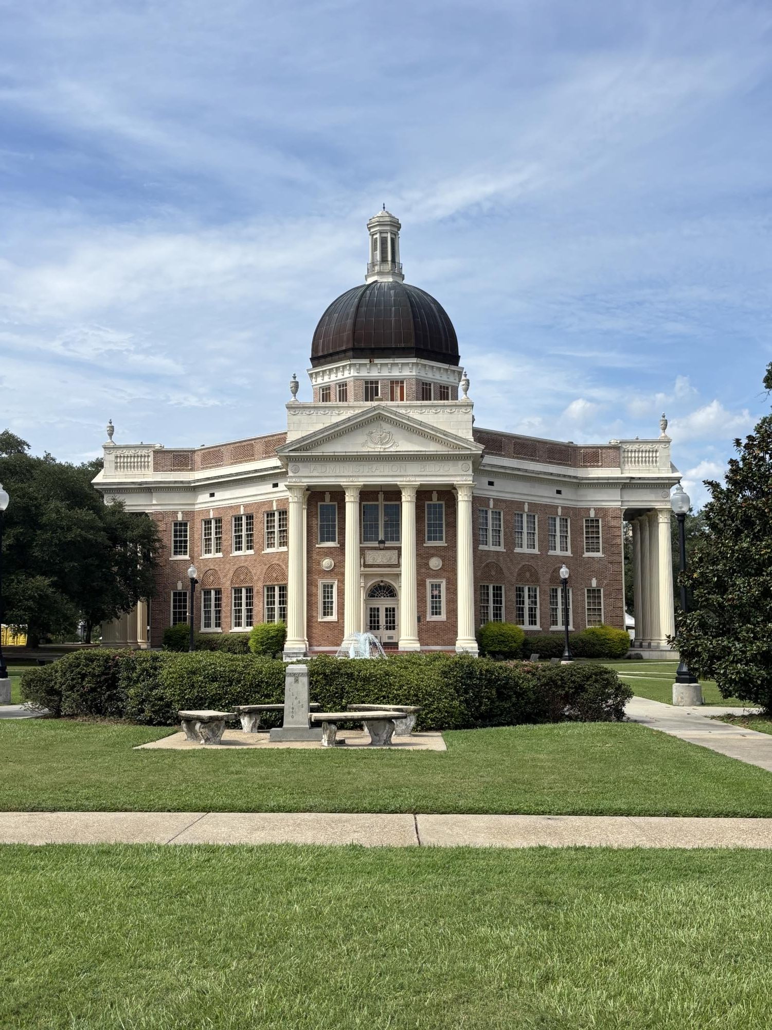 Picture of the front of USM