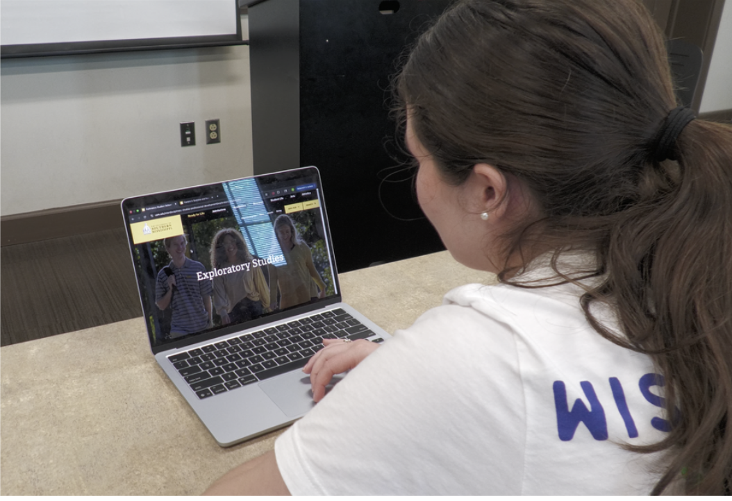 Allie McGehee looking at the USM exploratory studies website.