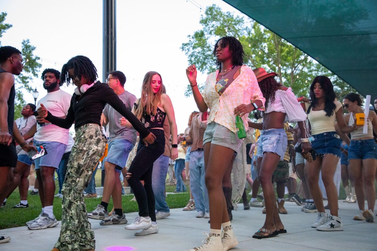 After a great performance by The Foogies, people rushed towards DJ Kujho to dance and keep up the good vibes. 