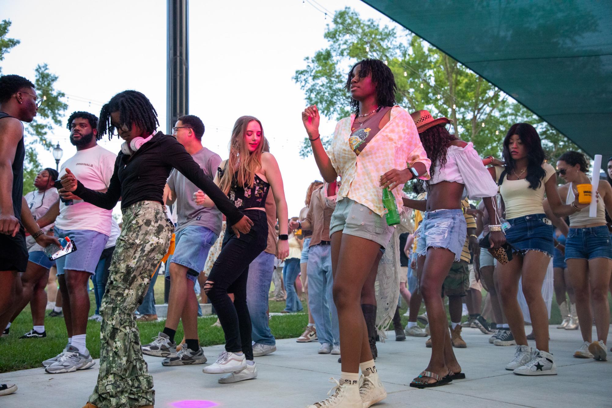 After a great performance by The Foogies, people rushed towards DJ Kujho to dance and keep up the good vibes.